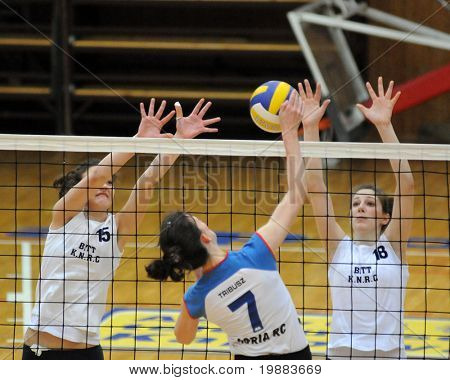 KAPOSVAR, Ungarn - 21. März: Horvath (L) und Rak (R) blockiert den Ball an die ungarische NB I. Liga 