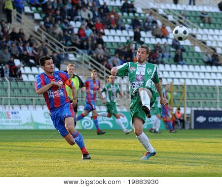 KAPOSVAR, Ungheria - 10 aprile: Stanic Srdan (R) in azione in un calcio campionato nazionale ungherese