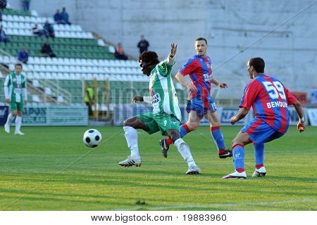 KAPOSVAR, Ungheria - 10 aprile: Godslove Egejuru (in verde) in azione presso un campione nazionale ungherese