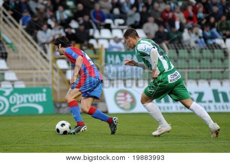 KAPOSVAR, 헝가리-4 월 10 일: Tamas Gruz (R) 헝가리 내셔널 챔피언십 축구 g에서 행동
