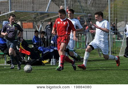 KAPOSVAR, Hongarije - 10 APRIL: Arpad Horvath (R) in actie in het Hongaars nationaal kampioenschap und
