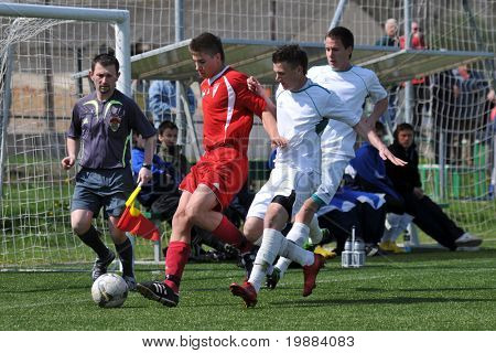 KAPOSVAR, Hongarije - 10 APRIL: Arpad Horvath (C) in actie in het Hongaars nationaal kampioenschap und