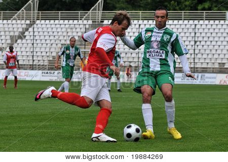 KAPOSVÁR, Maďarsko - 20. května: Junior Pereira (R) v akci na maďarský národní mistrovství fotbal