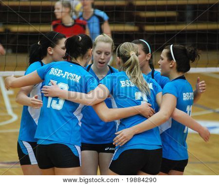 KAPOSVAR, Hongarije - 20 februari: BSE-spelers vieren een score bij de Beker van Hongarije vrouw volleybal