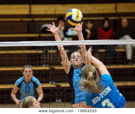 KAPOSVAR, Hungría - el 20 de febrero: Timea Kondor (C) bloquea el balón en la Copa húngara mujer volleyb