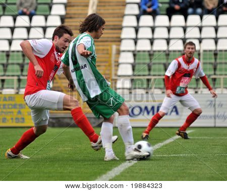 KAPOSVÁR, Maďarsko - 20. května: Kornel Kulcsar (C) v akci na maďarský národní mistrovství fotbal