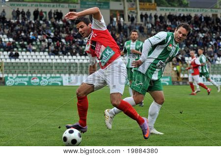 KAPOSVÁR, Maďarsko - 20. května: Boris Gujic (R) v akci na maďarský národní mistrovství fotbal ga