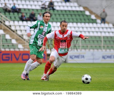 KAPOSVÁR, Maďarsko - 20. května: Lorant Olah (L) v akci na maďarský národní mistrovství fotbal ga