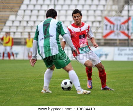 KAPOSVÁR, Maďarsko - 20. května: Boris Gujic (L) v akci na maďarský národní mistrovství fotbal ga