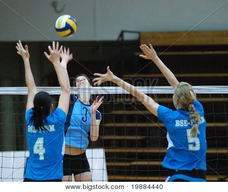 KAPOSVAR - 20 februari: Alexandra Horvath (C) slaat de bal op de Beker van Hongarije vrouw volleybal