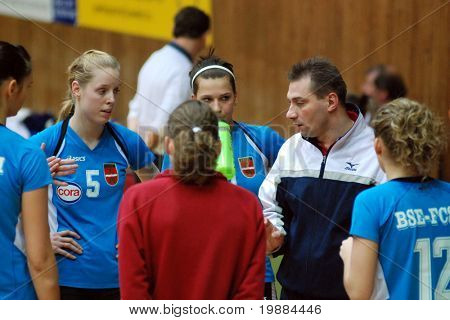 KAPOSVAR, Hongarije - 20 februari: BSE-spelers luisteren naar hun trainer bij de Beker van Hongarije vrouw voll