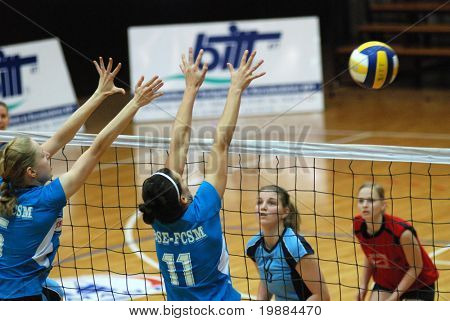 KAPOSVAR, Hongarije - 20 februari: Unidentified spelers in actie op de Beker van Hongarije vrouw volleybal