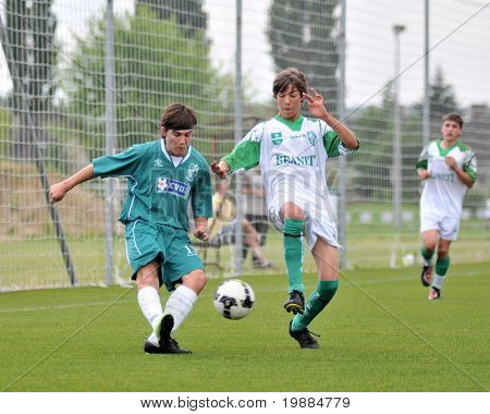 KAPOSVAR, Ungheria - 29 maggio: Attila Kovacs (L) in azione al campionato nazionale ungherese sotto