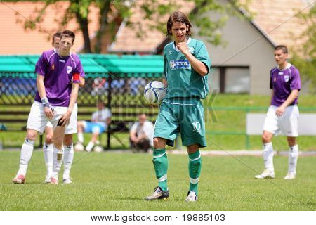 KAPOSVAR, Hungría - 30 de mayo: Kornel Kulcsar (en verde) en acción en el Campeonato Nacional Húngaro
