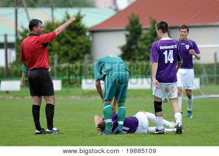 KAPOSVAR, Ungheria - 30 maggio: Zsolt Kovacs (arbitro) in azione al campionato nazionale ungherese 
