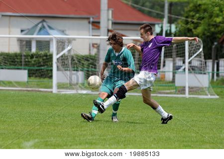 KAPOSVAR, Hungría - 30 de mayo: Kornel Kulcsar (L) en acción en el Campeonato Nacional Húngaro unde