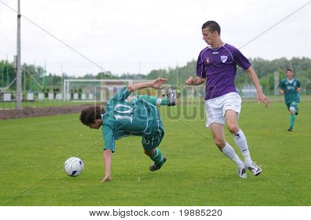 KAPOSVAR, Hungría - 30 de mayo: Kornel Kulcsar (L) en acción en el Campeonato Nacional Húngaro unde