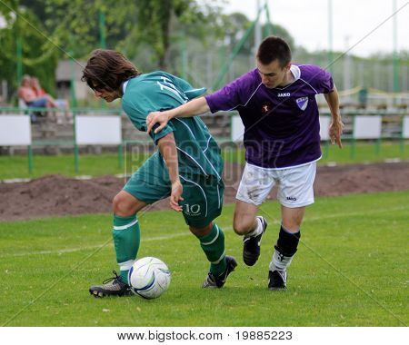 KAPOSVAR, Hungría - 30 de mayo: Kornel Kulcsar (L) en acción en el Campeonato Nacional Húngaro unde