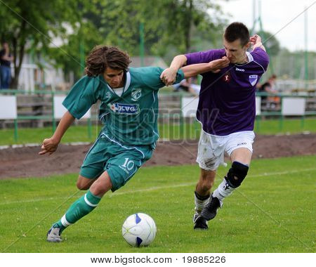KAPOSVAR, Hungría - 30 de mayo: Kornel Kulcsar (L) en acción en el Campeonato Nacional Húngaro unde