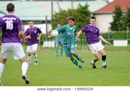 KAPOSVAR, Hungría - 30 de mayo: Kornel Kulcsar (en verde) en acción en el Campeonato Nacional Húngaro