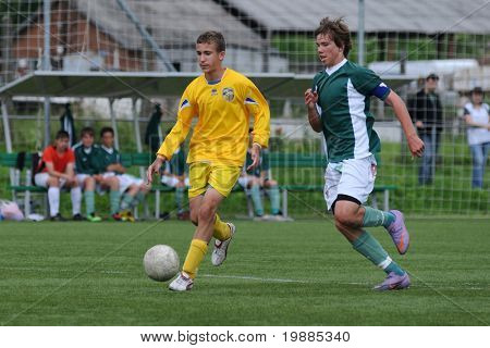 KAPOSVAR ฮังการี - 5 มิถุนายน: ลานเมเยอร์ (R) ในการดำเนินการที่ชิงแชมป์แห่งชาติฮังการีภายใต้ 1