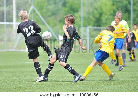 KAPOSVAR ฮังการี - 5 มิถุนายน: Gergo Perak (ที่ 2 จาก L) ในการดำเนินการที่ Championshi ประเทศฮังการี