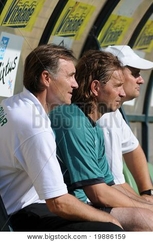 KAPOSVÁR, Hungria - 10 de julho: Tibor Sisa (treinador de Kaposvar) (L) em um amigável futebol jogo Kaposvar (H