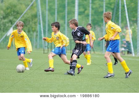 KAPOSVAR ฮังการี - 5 มิถุนายน: Gergo Perak (ในสีดำ) ในการดำเนินการในการแข่งขันชิงแชมป์แห่งชาติฮังการี 