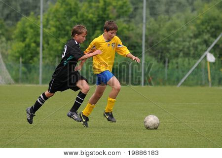 KAPOSVAR ฮังการี - 5 มิถุนายน: Gergo Perak (ในสีดำ) ในการดำเนินการในการแข่งขันชิงแชมป์แห่งชาติฮังการี 
