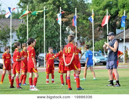 KAPOSVAR, Hungría - 19 de julio: Los jugadores rumanos de calentamiento antes de la VI. Festival de fútbol juvenil de la estera