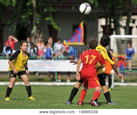 KAPOSVAR, Hungría - 19 de julio: Los jugadores no identificados en acción en el VI. Coincidir con el Festival de fútbol juvenil