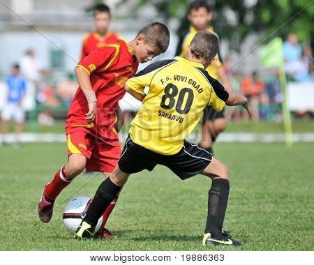 KAPOSVAR, Hungría - 19 de julio: Los jugadores no identificados en acción en el VI. Coincidir con el Festival de fútbol juvenil