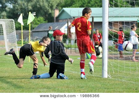 KAPOSVAR, Hungría - 19 de julio: Los jugadores no identificados en acción en el VI. Coincidir con el Festival de fútbol juvenil