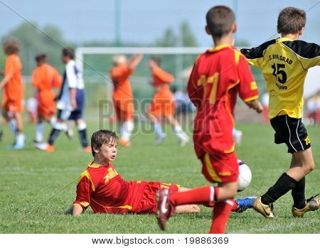 KAPOSVAR, Hungría - 19 de julio: Los jugadores no identificados en acción en el VI. Coincidir con el Festival de fútbol juvenil