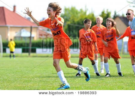 KAPOSVAR ฮังการี - 19 กรกฏาคม: สโลเวเนียเล่นฉลองชนะหลังจาก VI Festi ฟุตบอลเยาวชน