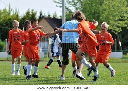 KAPOSVAR ฮังการี - 19 กรกฏาคม: สโลเวเนียเล่นฉลองชนะหลังจาก VI Festi ฟุตบอลเยาวชน