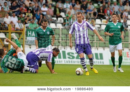 KAPOSVÁR, Maďarsko - 6. srpna: Peter Rajczi (2. z R) v akci na maďarský národní Championsh