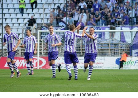 KAPOSVÁR, Maďarsko - 6. srpna: Újpest hráči slaví gól v Maďarské národní mistrovství s