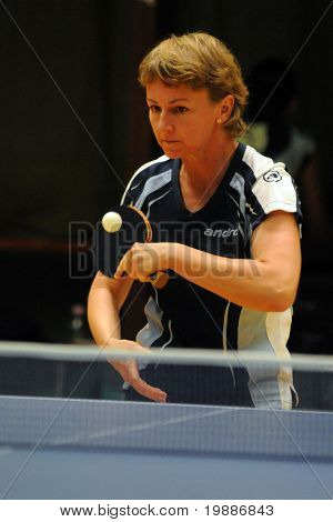 KAPOSVAR, Ungheria - 28 agosto: Aniko Vegh in azione a un campionato nazionale ungherese I / b. tabella 