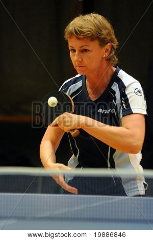 KAPOSVAR, Ungheria - 28 agosto: Aniko Vegh in azione a un campionato nazionale ungherese I / b. tabella 