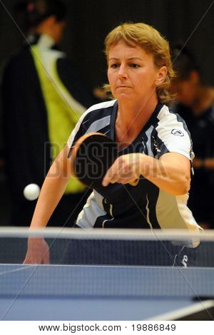 KAPOSVAR, Ungheria - 28 agosto: Aniko Vegh in azione a un campionato nazionale ungherese I / b. tabella 