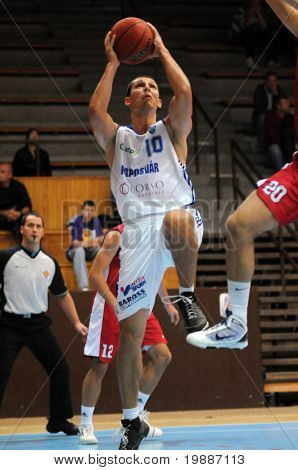 KAPOSVAR, Ungarn - SEPTEMBER 7: Uidentificerede spillere i aktion på en venlig basketball spil Kaposv