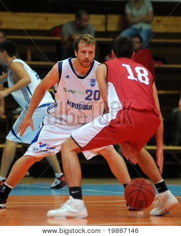 KAPOSVAR, Ungarn - SEPTEMBER 7: Josh Wilson (20) i aktion på en venlig basketball spil Kaposvar (