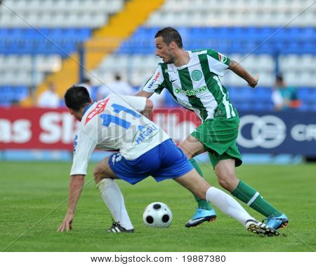 OSIJEK, Croazia - 2 luglio: Stanic Srdjan (in verde) in azione durante una partita di calcio amichevole Osijek (CRO) 