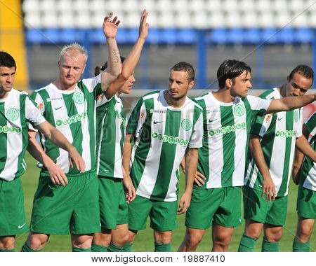 OSIJEK, Kroatien - 2 juli: Ferencvaros spillere velkommen fans før en venlig fodboldkamp Osijek 