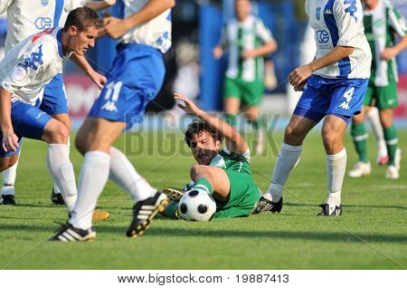 OSIJEK i Kroatien - 2 juli: Uidentificerede spillere i aktion på en venlig fodbold spil Osijek (CRO) vs. 