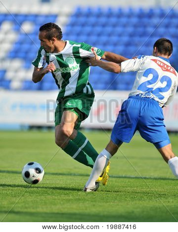 OSIJEK i Kroatien - 2 juli: Junior Pereira (L) i aktion på en venlig fodboldkamp Osijek (CRO) vs Fe