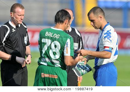 OSIJEK, Kroatien - 2 juli: Hold kaptajn udveksle en regimentets standard før en venlig fodbold 