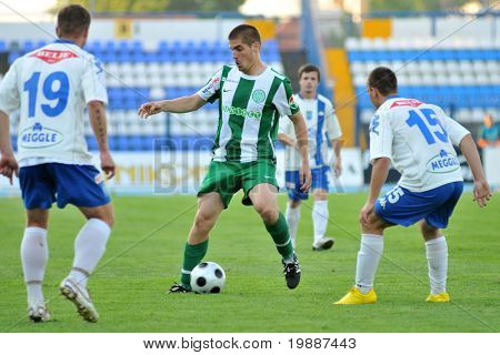 OSIJEK i Kroatien - 2 juli: Uidentificerede spillere i aktion på en venlig fodbold spil Osijek (CRO) vs. 