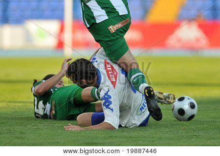 OSIJEK i Kroatien - 2 juli: Uidentificerede spillere i aktion på en venlig fodbold spil Osijek (CRO) vs. 
